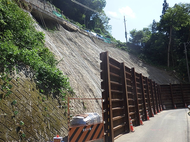 道路法面防災工事　久木