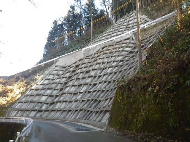 道路法面防災工事　久木