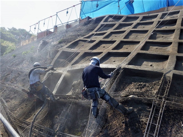 急傾斜地崩壊対策工事　長野市小市 称名寺上